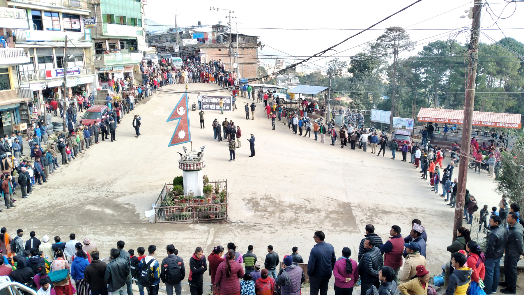 ठेकेदारको विरुद्धमा मानव साङ्लो