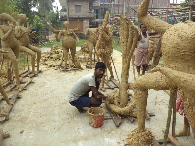 तिहारका लागि विभिन्न दैवीदेवताको मूर्ति निर्माण गर्दै