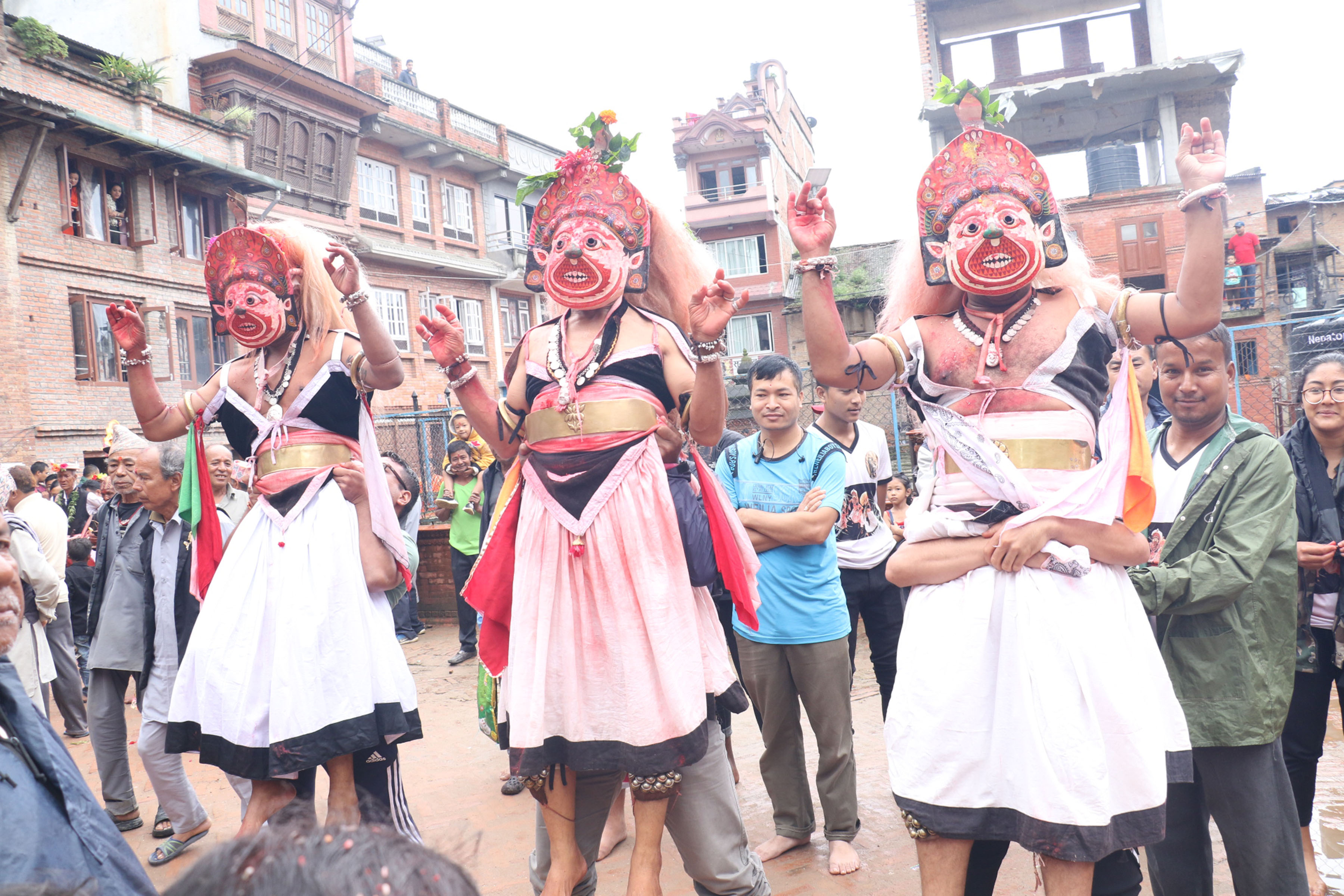 भक्तपुरमा नीलबाराही नाच प्रदर्शन गर्दै स्थानीयवासी