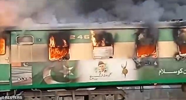 पाकिस्तानमा गुडिरहेको रेलमा आगलागी, साठी भन्दा बढी यात्रुको मृत्यु