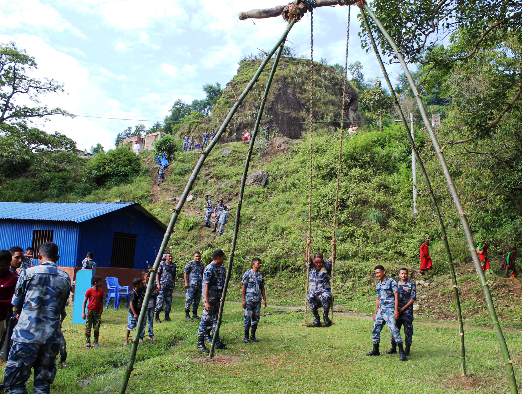 पिङ खेल्दै शसस्त्र प्रहरी