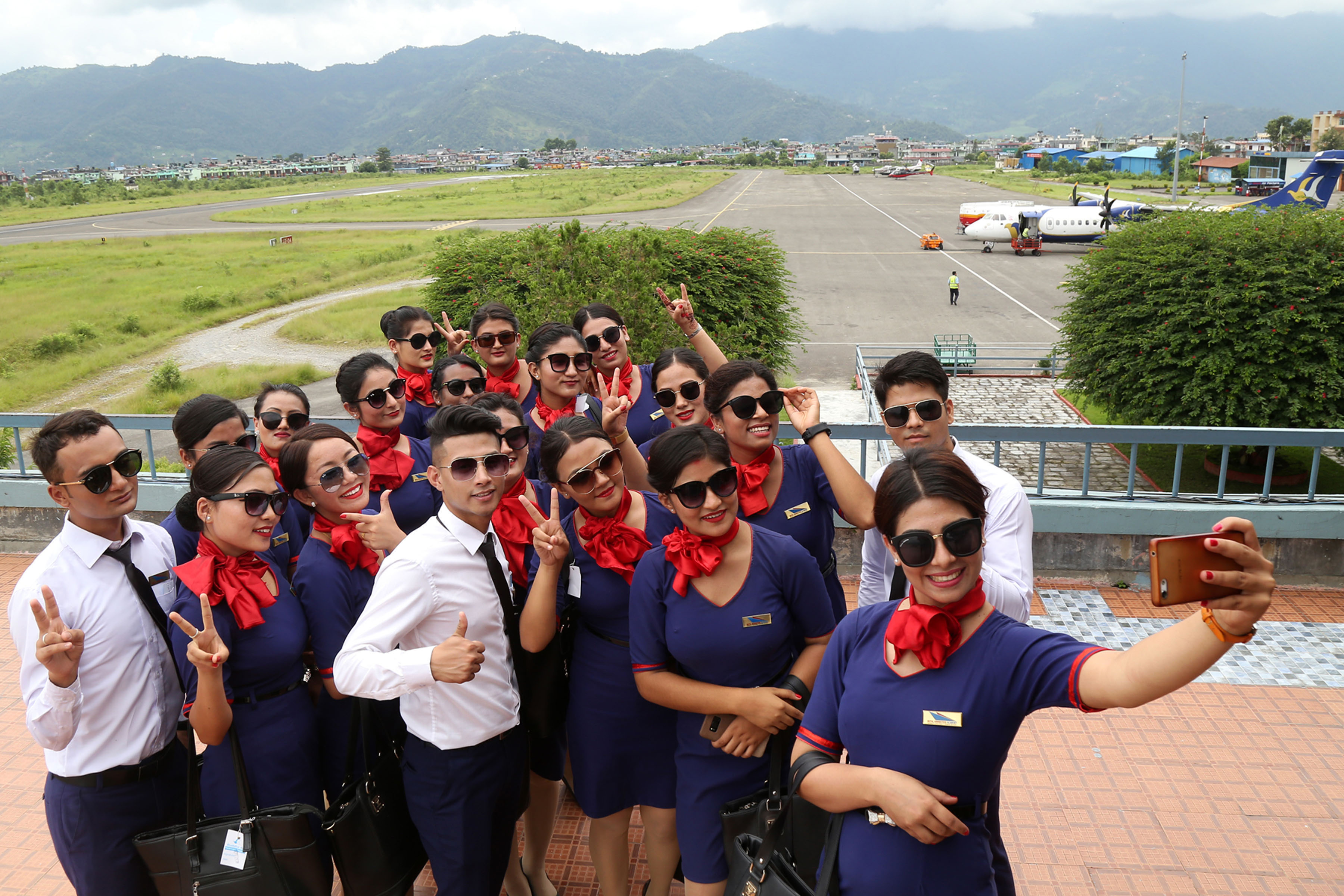 पोखरा विमानस्थलमा सेल्फी