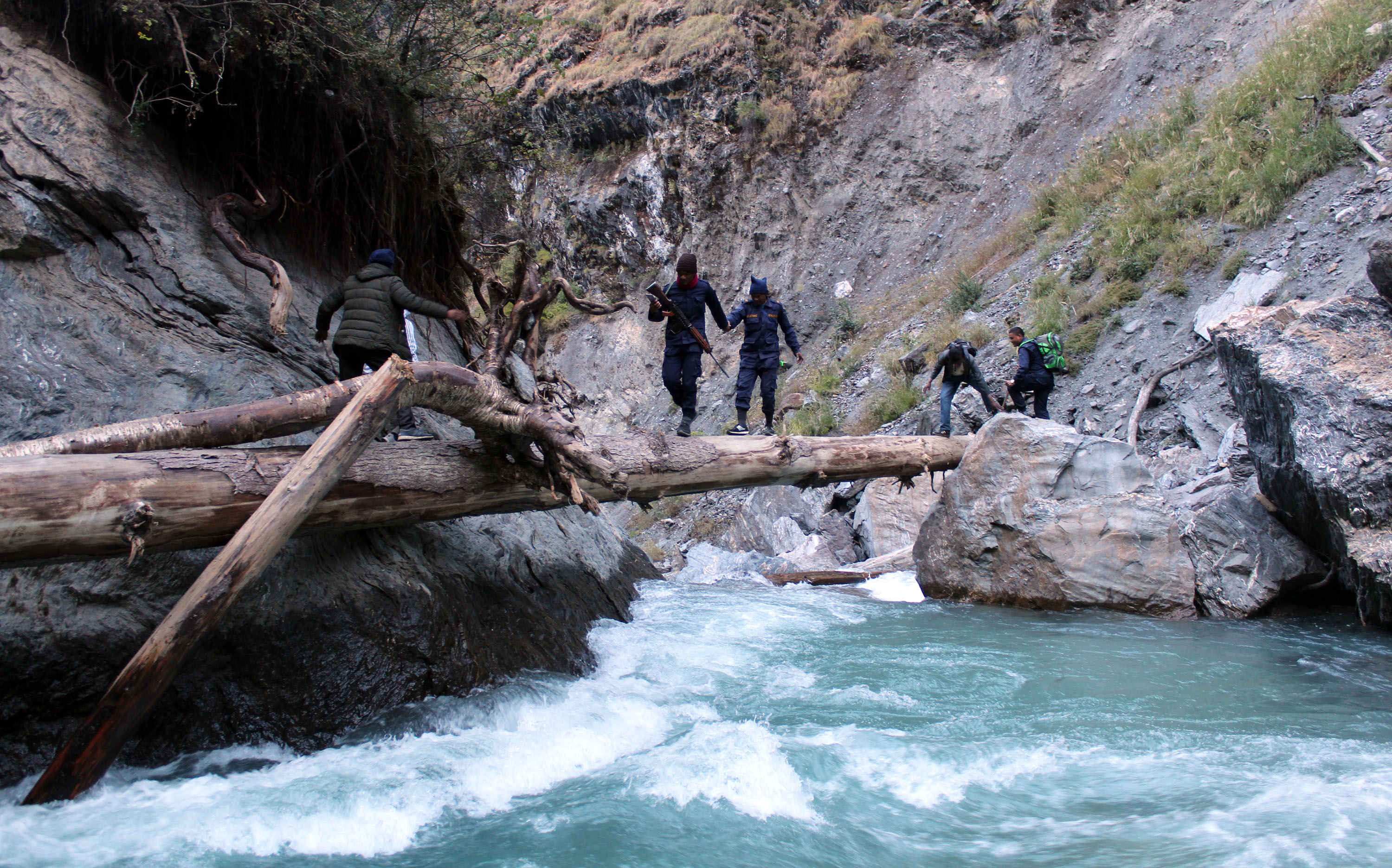 पक्कीपुल नहुँदा जोखिम मोलेर आवातजावत