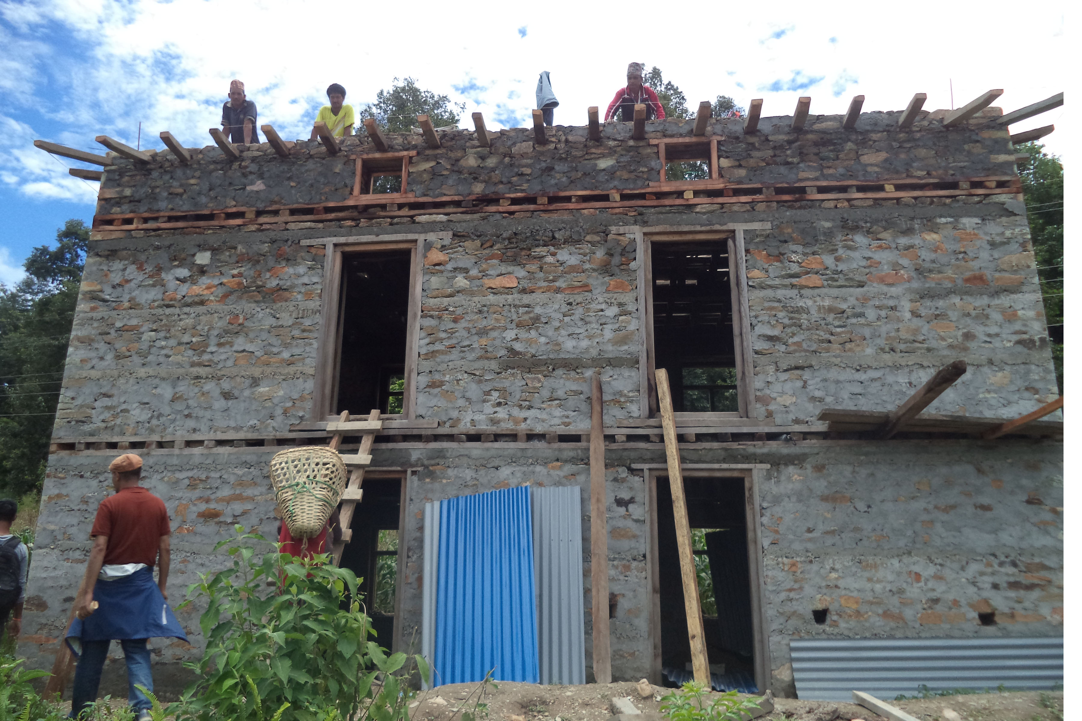 ओखलढुंगामा भूकम्पले क्षतिग्रस्त भएका घर  पुनःनिर्माण हुँदै