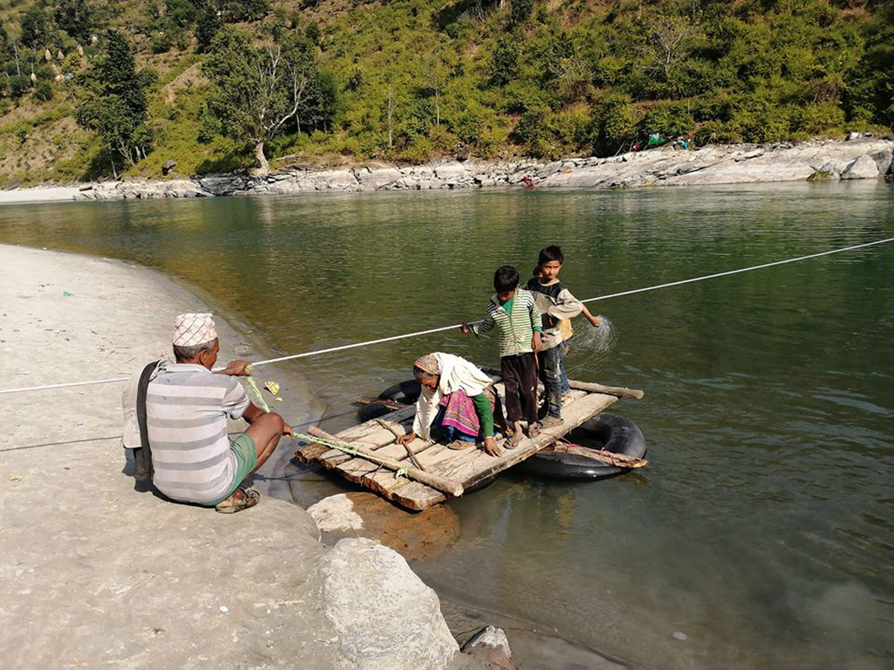 ट्युबको सहारामा सेती नदी तर्दै