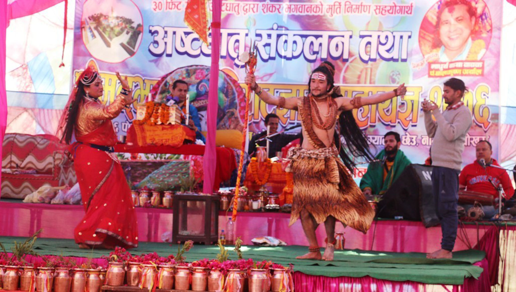 शिव पार्वती नृत्य गर्दै कलाकार
