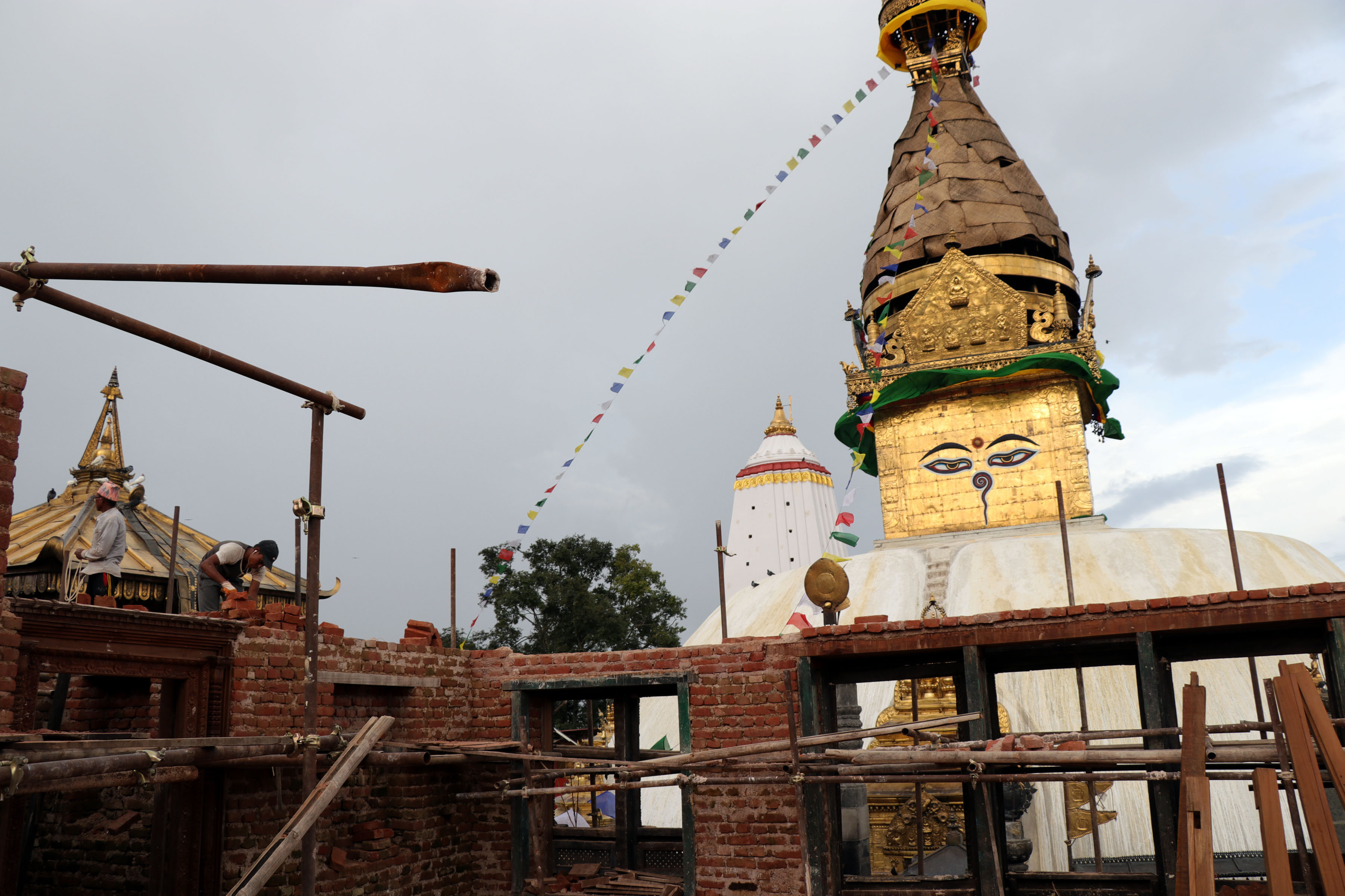 काठमाडौँको स्वयम्भू परिसरमा पुनःनिर्माण गरिँदै