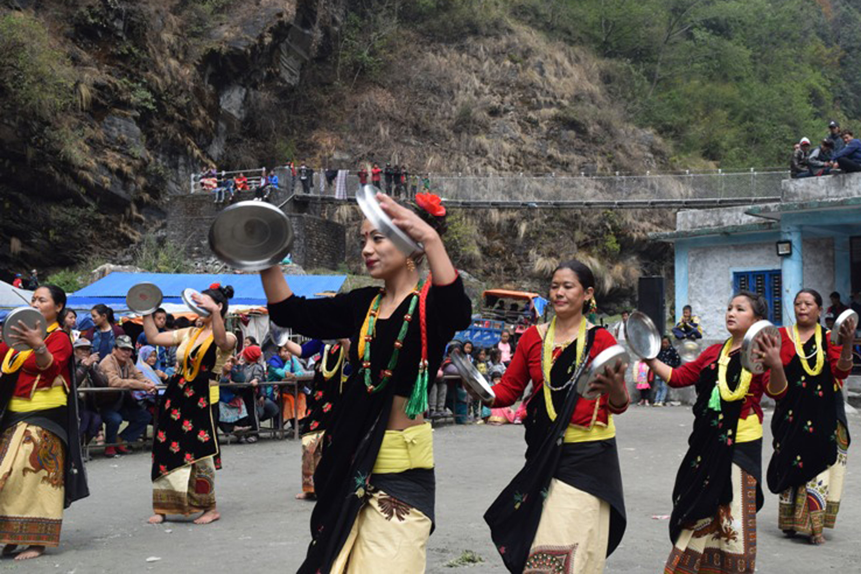 म्याग्दीमा थाली नाच प्रस्तुत गर्दै कलाकार