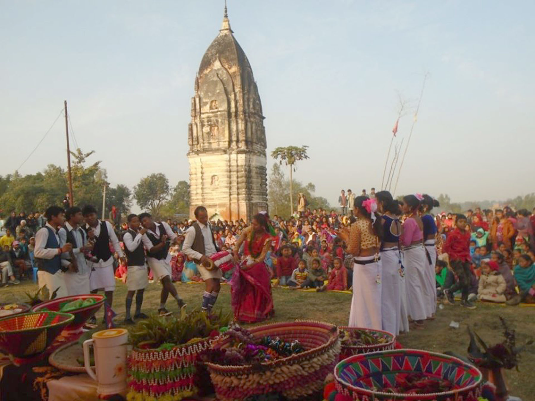 माघी पर्वमा थारु युवायुवती नाचगान गर्दै