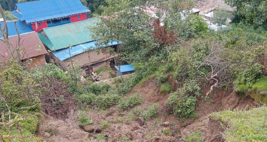 बस्तिमाथिबाट पहिरो जाँदा पाँचधारे बजार जोखिममा