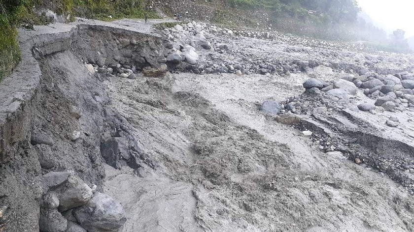 सदरमुकाम चैनपुर जोड्ने सडकखण्ड अवरुद्ध