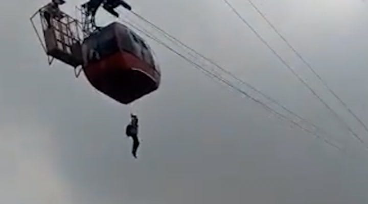 केबुलकारमा फसेपछि डोरीबाटै झुन्डिएर झरे पर्यटक