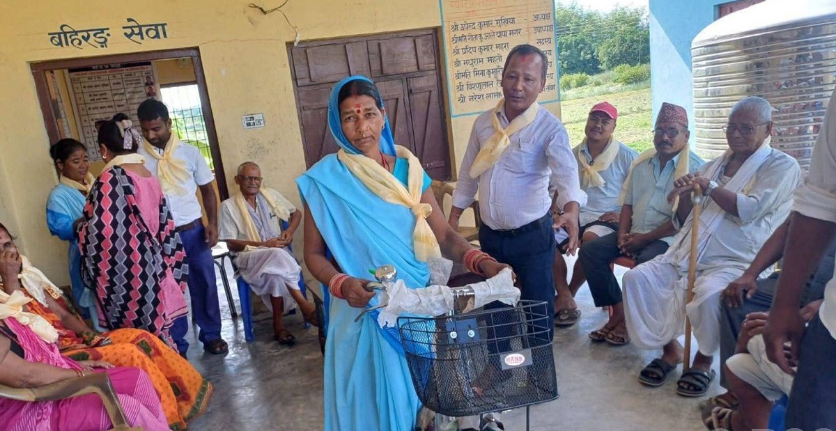 स्वास्थ्य स्वयंसेविकालाई साइकल वितरण