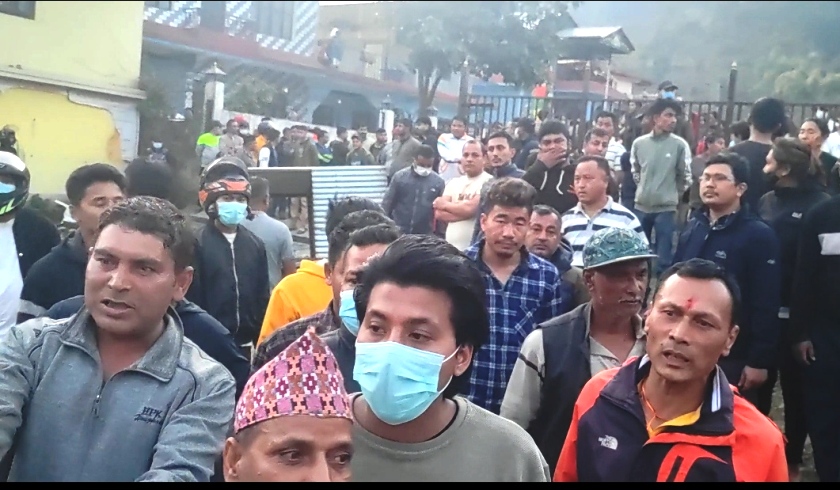 स्थानीयद्वारा डुम्रे-बेँसीसहर सडकखण्ड पुनः अवरुद्ध