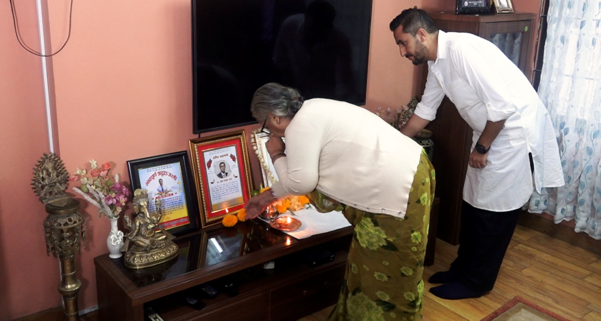 प्रधानमन्त्री कार्कीले गरिन विजया दशमीमा जेनजेड आन्दोलनका सहिद परिवारसँग भेटघाट