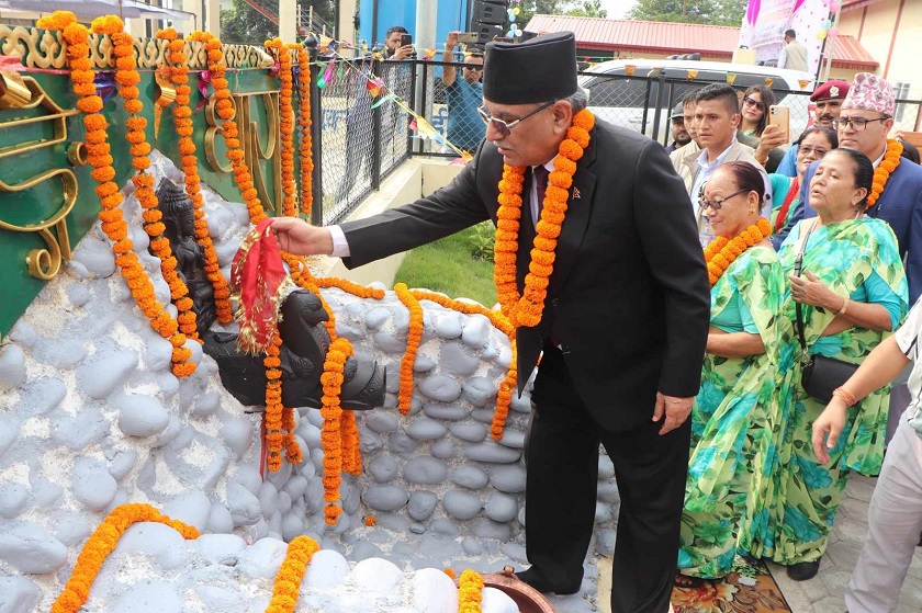 ​प्रधानमन्त्री प्रचण्डले गरे भरतपुरमा तिन खानेपानी आयोजनाको उद्‌घाटन