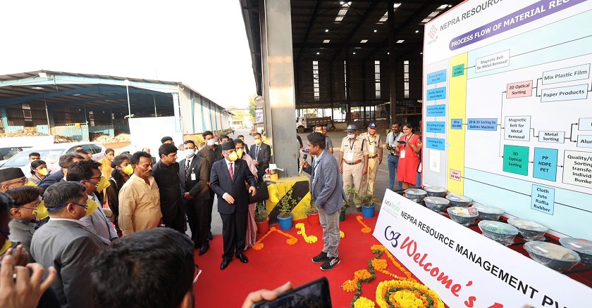 इन्दोर पुगेर प्रधानमन्त्री प्रचण्डद्वारा फोहोर व्यवस्थापन केन्द्रको अवलोकन