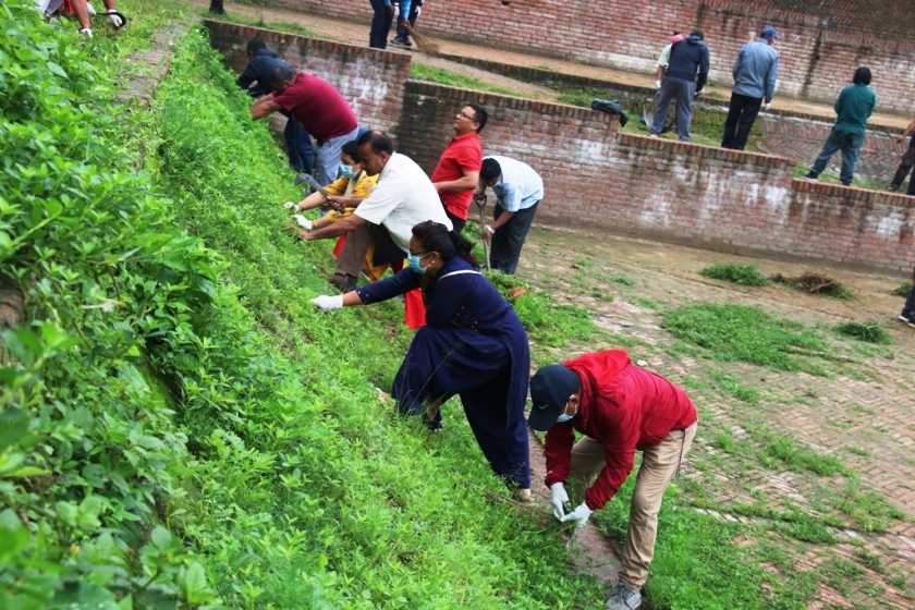 वातावरण दिवस : भक्तपुरमा पोखरीको सरसफाइ