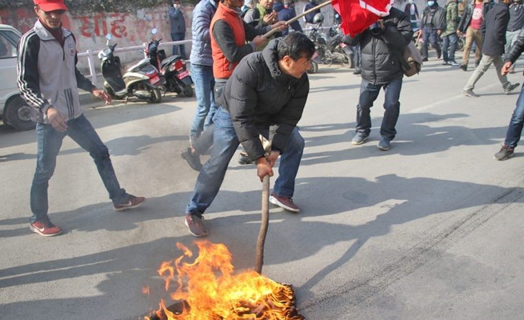 इन्धनको मूल्य वृद्धि गरेको विरोधमा अनेरास्ववियूको प्रदर्शन