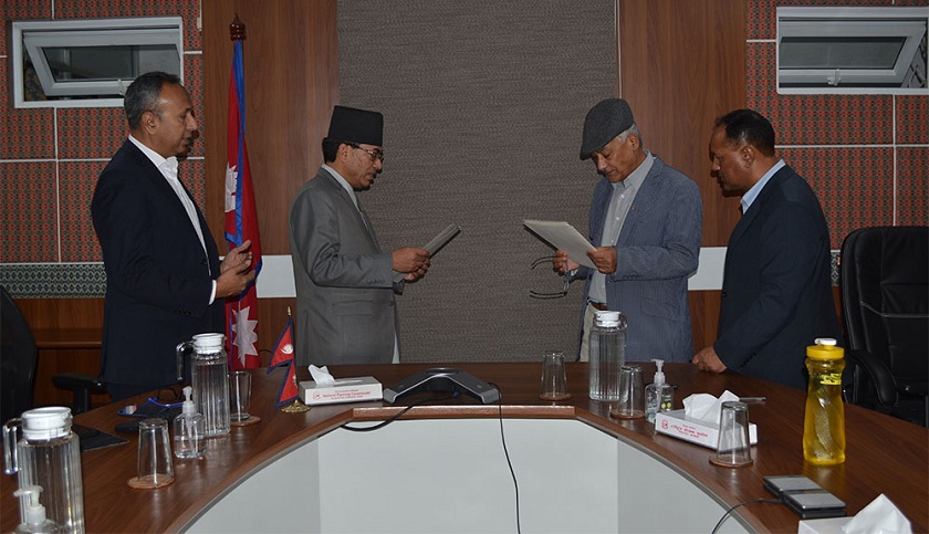 राष्ट्रिय योजना आयोगका सदस्य डा. प्रभु बुढाथोकीले लिए सपथ