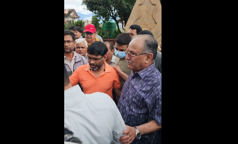 क्षतिग्रस्त पार्टी कार्यालय हेर्न पेरिसडाँडा पुगे प्रचण्ड