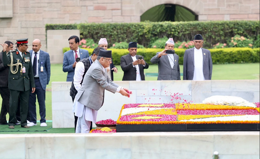 प्रधानमन्त्री प्रचण्डद्वारा गान्धीको समाधिस्थलमा पुष्पगुच्छा अर्पण