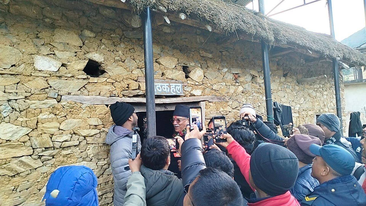 चुनबाङ पुगेर प्रचण्डले भने- यही बसेर ढाडमा टेकेर टाउकोमा हान्ने नीति बनाइन्थ्यो