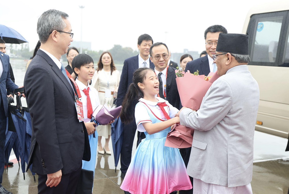प्रधानमन्त्री प्रचण्ड पुगे चीन, हाङ्जाओ विमानस्थलमा भव्य स्वागत