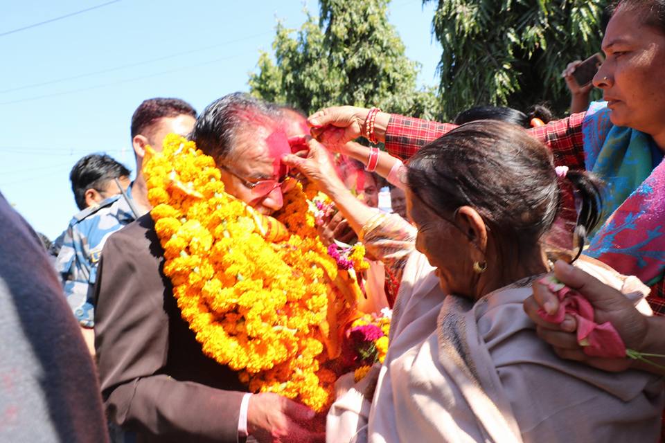 जन गुनोसो सुन्न स्थानियको घरमै पुगे  प्रचण्ड