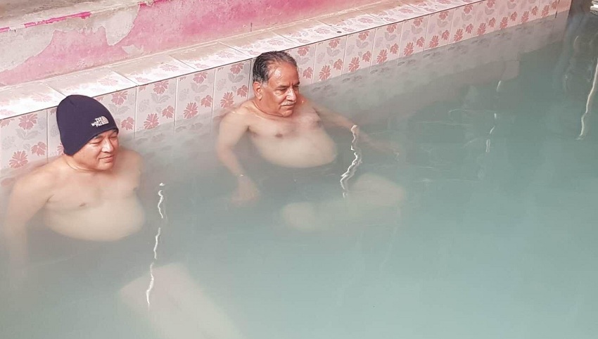 प्राकृतिक उपचारको खोजीमा तातोपानी कुण्ड पुगे प्रचण्ड