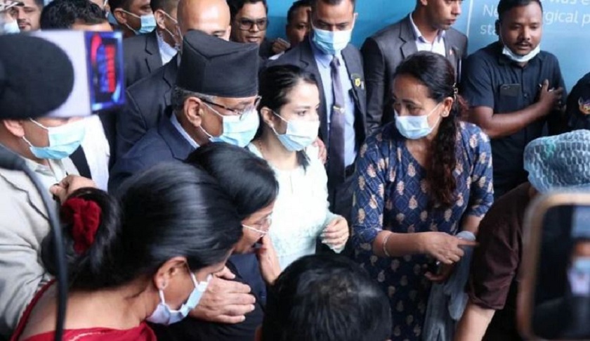 सीता दाहालका दुई छोरी भावविह्वल, भावुक बन्दै सम्हाल्ने प्रचण्डको प्रयास