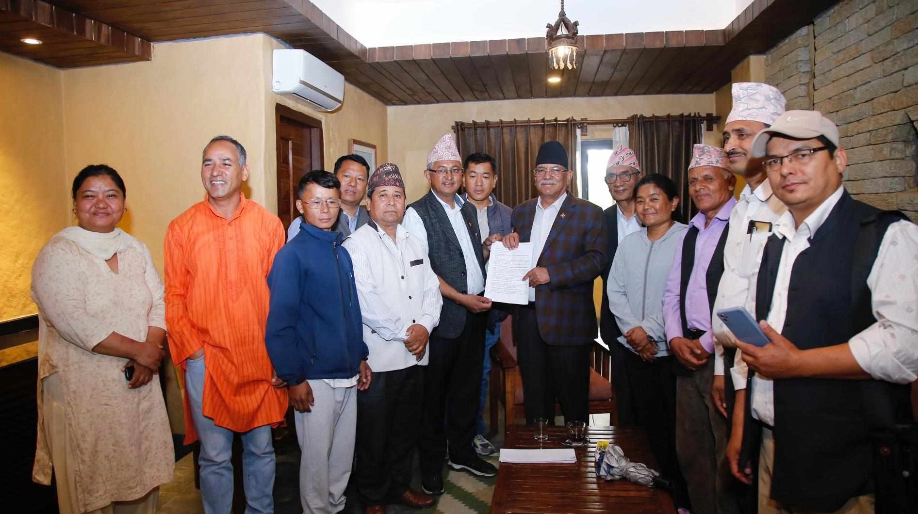 कास्कीका पाँच वामपन्थी दलले बुझाए प्रचण्डलाई ज्ञापनपत्र