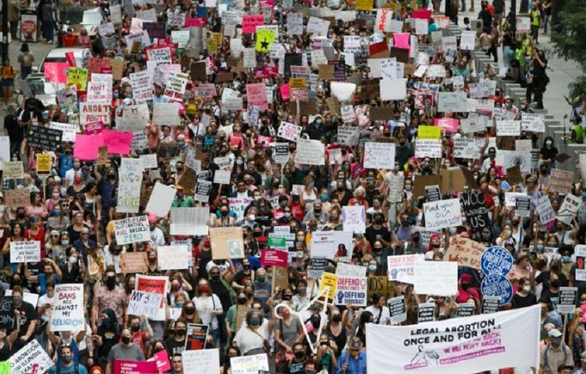 गर्भपतन अधिकार माग गर्दै अमेरिकामा हजारौं महिलाको प्रदर्शन