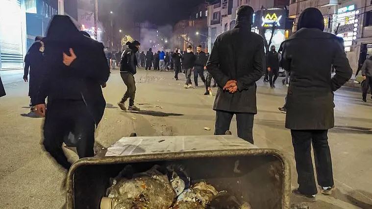 इरानका विभिन्न शहरमा उग्र प्रदर्शन