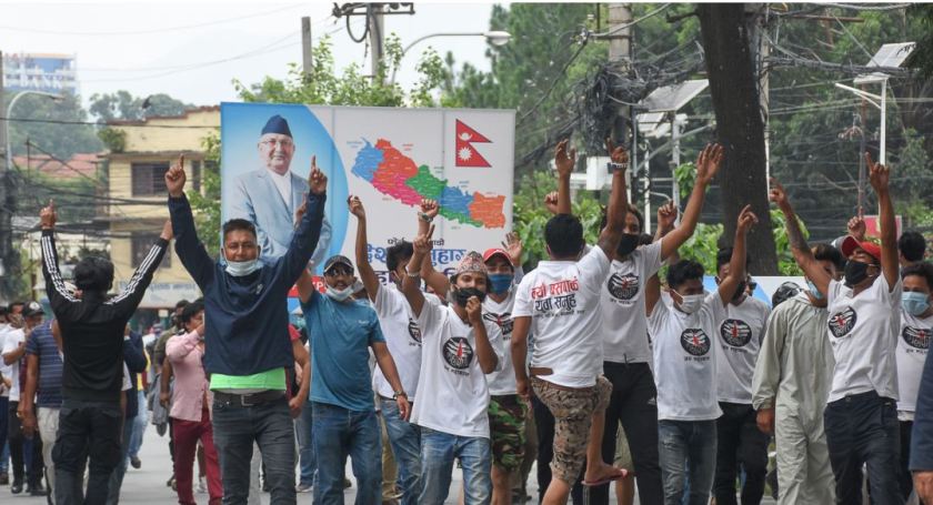 सरकार ढाल्न पाईंदैन भन्दै प्रधानमन्त्री ओलीको समर्थनमा प्रदर्शन