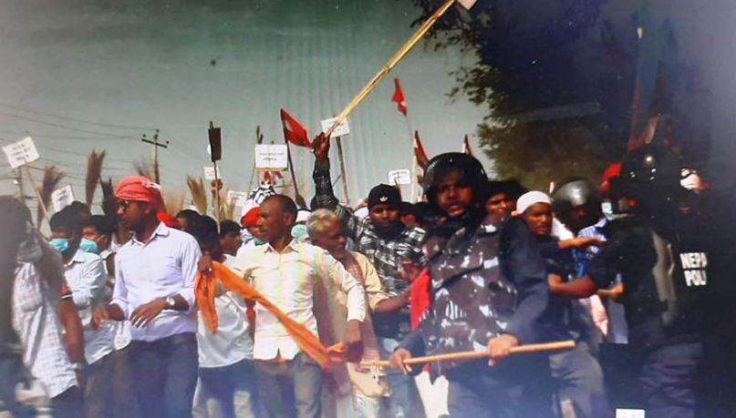 कांग्रेस प्रदर्शनमा अश्रु प्रहार : सुरक्षाकर्मी र कार्यकर्ता घाइते