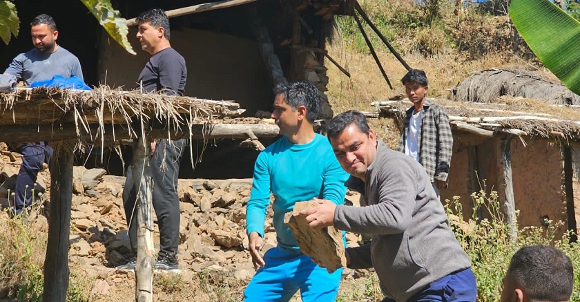 भूकम्प प्रभावित क्षेत्रमा अस्थायी घर निर्माणमा जुटे कांग्रेस नेता पौडेल
