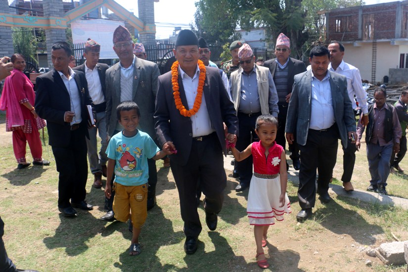 मुख्यमन्त्री गुरुङबाट दुई विद्यार्थीको अभिभावकत्व ग्रहण