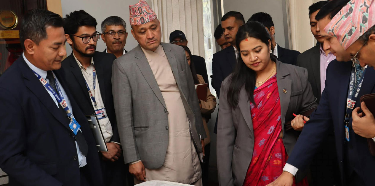 मन्त्री रावलको निर्देशन: ‘मन्त्रीलाई खुसी पार्नु पर्दैन, सेवाग्राहीलाई खुसी पार्नुस्; दबाब होइन, कानुनमा टेकेर काम गर्नुस्’