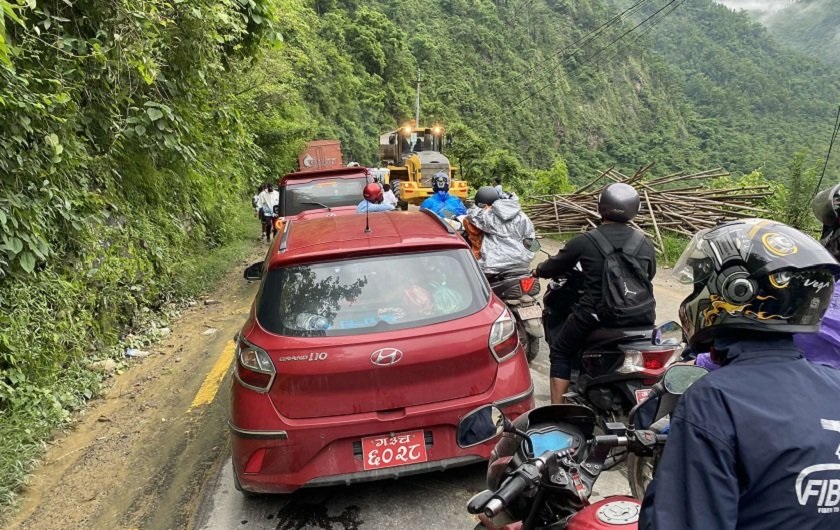 डम्पिङमा पहिरो, पृथ्वी राजमार्ग अवरुद्द