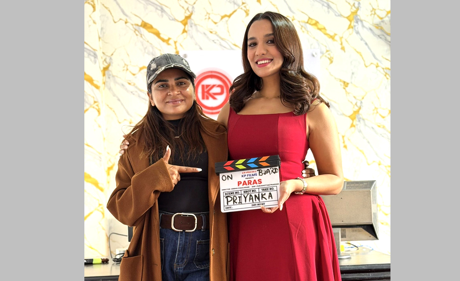 प्रियंकाले साइन गरिन् ‘पारस’