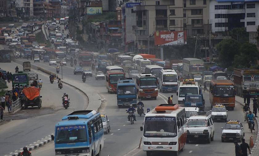 मापदण्डभन्दा बढी धुवाँ फाल्ने सवारी साधन कारबाहीमा