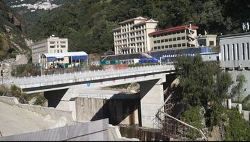 तातोपानी नाकामाथि ‘चिसोपानी’ खसेपछिः पहिले व्यापारी, अहिले ज्याला मजदुरी