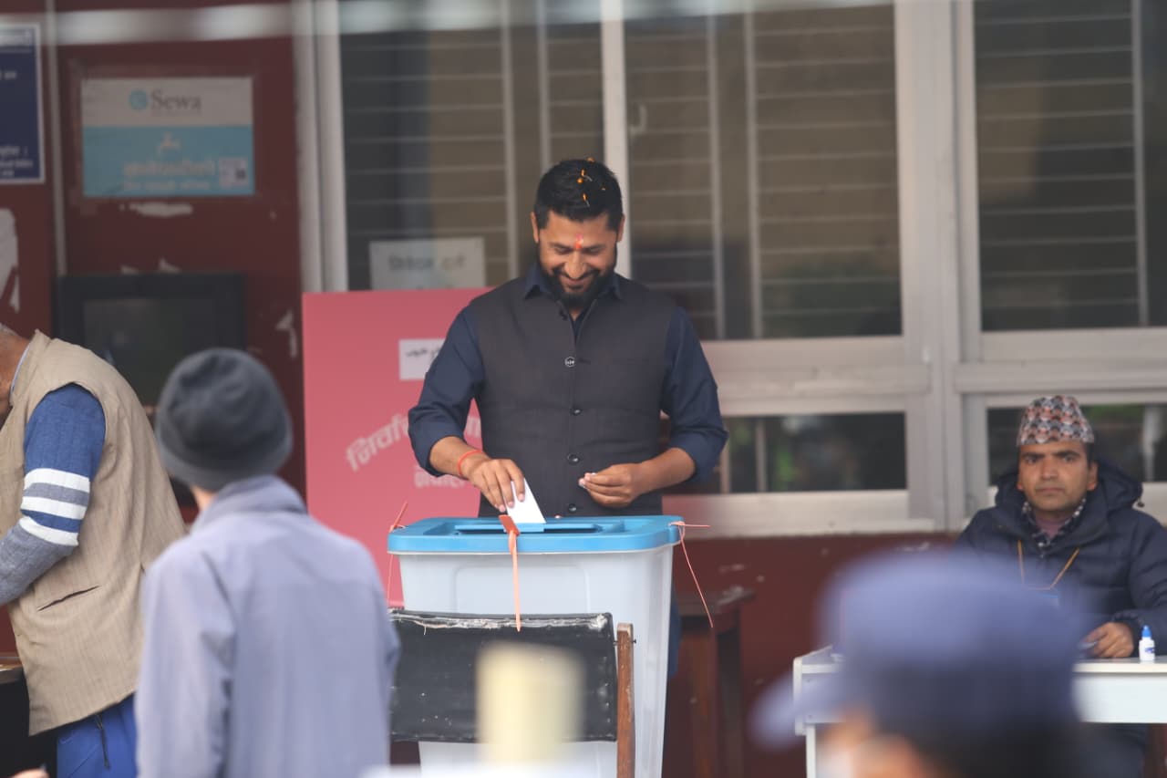 रास्वपा सभापति लामिछानेले गरे मतदान