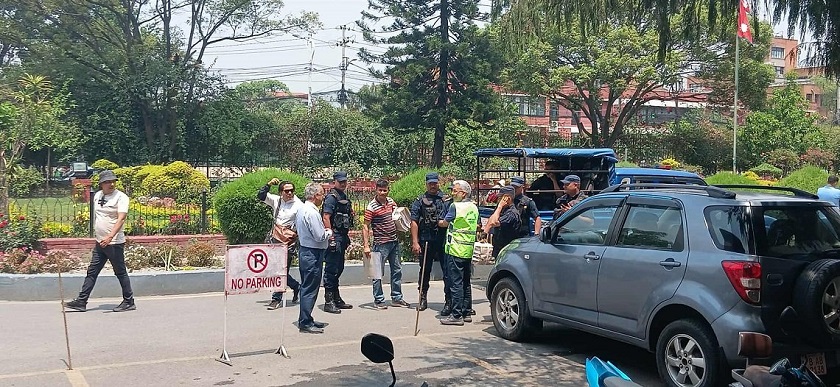 इजलासमा लैजानुअघि सर्वोच्च परिसरमा मिश्रको हतकडी खोलियो