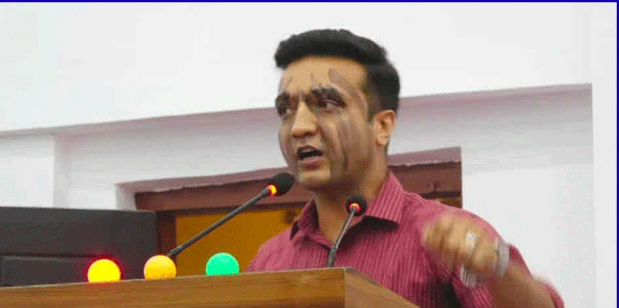 प्रदेश सांसद अन्सारीले आफ्नो मुखमा दले कालो मोसो