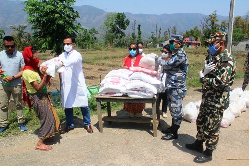 लकडाउनले जिविकोपार्जनमै समस्यामा  परेका नारायणगढ र ठिमुराका बिपन्न परिवारलाई राहत वितरण