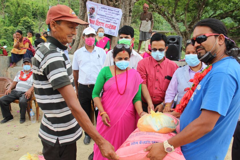 प्राध्यापक डाक्टर कृष्णभाइ प्रधानद्वारा तामिनका ४६ घरधुरीलाई राहत