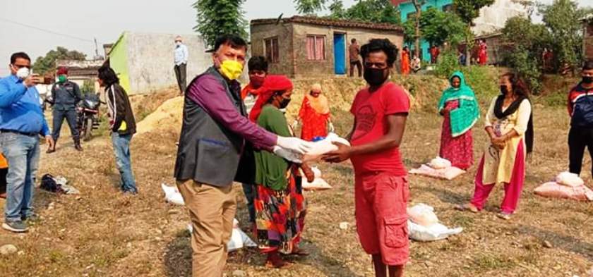 चितवनको रत्ननगरमा लकडाउनले आहत बनेका विपन्न परिवारलाइ राहत वितरण