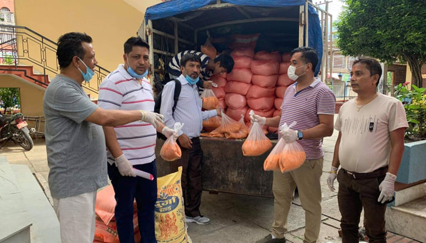 सुनचांँदी व्यवसायीद्धारा दुईसय कालीगढलाई राहत वितरण